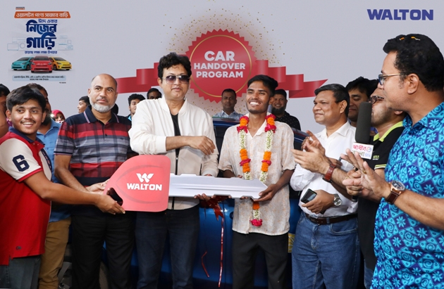 DMD Amdadul Hoque Sarker and renowned film actor Amin Khan hand over the car keys to Hasan, who got it buying a Walton fridge in Brahmanbaria