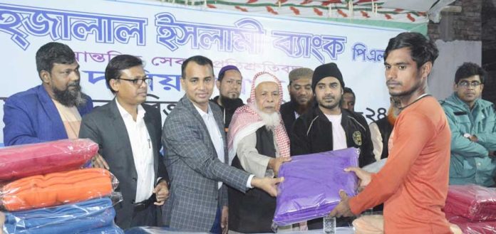 Shahjalal Islami Bank distributes blankets to needy in Nijum Bagh, Dhaka